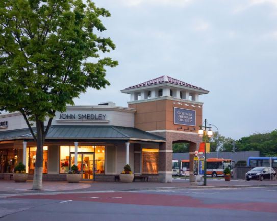 Sightseeing and Outlet shopping Course